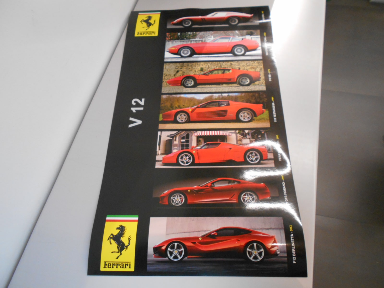 Ferrari poster celebrativo delle auto con motore V12